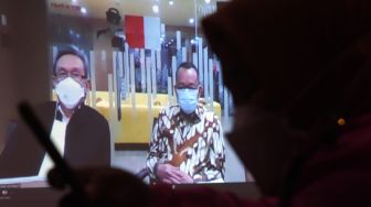 Jurnalis merekam sidang pembacaan tuntutan bagi terdakwa mantan Sekretaris Mahkamah Agung (MA) Nurhadi (kanan) dalam kasus suap dan gratifikasi penanganan perkara di MA yang digelar secara virtual dari Pengadilan Tipikor di Gedung Merah Putih KPK, Jakarta, Selasa (2/3/2021).  ANTARA FOTO/Indrianto Eko Suwarso