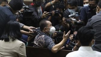 Terdakwa kasus dugaan suap kepada jaksa dan perwira tinggi Polri serta pemufakatan jahat, Djoko Tjandra menjawab pertanyaan dari wartawan sebelum mengikuti sidang pembacaan tuntutan di Pengadilan Tipikor, Jakarta, Kamis (4/3/2021). [Suara.com/Angga Budhiyanto]