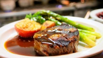 Cara Seru Menikmati Menu Steak di Restoran Bersama Keluarga