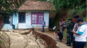 Rumah Rusak Akibat Tanah Bergerak, Ratusan Warga Desa Sukawangi Bogor Mengungsi