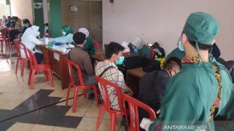 Ratusan Pedagang di Cianjur Diberi Vaksin COVID-19