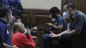 Terdakwa kasus dugaan suap kepada jaksa dan perwira tinggi Polri serta pemufakatan jahat, Djoko Tjandra berbincang dengan awak media sebelum mengikuti sidang pembacaan tuntutan di Pengadilan Tipikor, Jakarta, Kamis (4/3/2021). [Suara.com/Angga Budhiyanto]