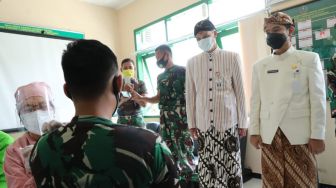 Cek Vaksinasi Covid-19 Anggota TNI, Ganjar: Pilih Disuntik Apa Perang?