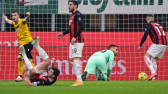 Kiper AC Milan Gianluigi Donnarumma (2ndR) bereaksi setelah kebobolan gol pembuka selama pertandingan sepak bola Serie A Italia AC Milan melawan  Udinese di Stadion San Siro, Kamis (4/3/2021) dini hari WIB. MIGUEL MEDINA / AFP