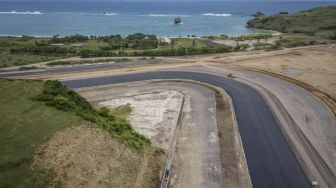 Foto udara pembangunan lintasan sirkuit proyek Mandalika International Street Circuit di Kawasan Ekonomi Khusus (KEK) Mandalika, Pujut, Praya, Lombok Tengah, Nusa Tenggara Barat, Kamis (4/3/2021).  ANTARA FOTO/Aprillio Akbar