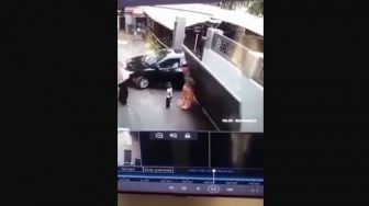 Viral Ibu dan Anak Tertimpa Gerbang Hingga Tewas, Videonya Bikin Miris