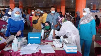 Vaksinasi Massal Pedagang Pasar Raya Padang, Sehari Disuntik 2.500 Orang