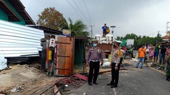 Hindari Motor, Truk Oleng Tabrak Tiga Warung, Rumah dan Tiang Listrik