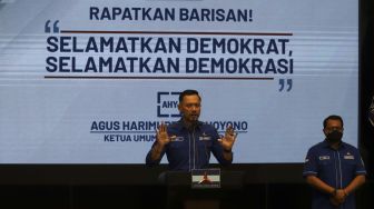 Ketua Umum Partai Demokrat Agus Harimurti Yudhoyono alias AHY menyampaikan keterangan kepada wartawan terkait Kongres Luar Biasa (KLB) Partai Demokrat yang dinilai ilegal di Jakarta, Jumat (5/3/2021). [Suara.com/Angga Budhiyanto]