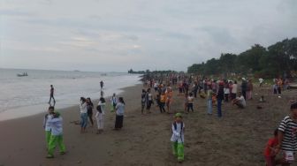 Mandi-mandi Pulang Mengaji, Bocah 11 Tahun Terseret Ombak Pantai Padang