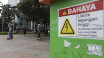 Sejumlah anak bermain papan luncur (skateboard) di trotoar kawasan Bundaran HI, Jakarta, Jumat (5/3/2021). [Suara.com/Angga Budhiyanto]