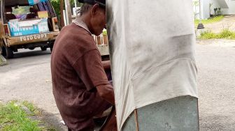 Sudah Renta, Viral Mbah Bambang Penjual Putu Legendaris di Sleman