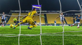 Pemain Inter Milan Alexis Sanchez mencetak gol pembuka dari kiper Parma Luigi Sepe selama pertandingan sepak bola Serie A Italia Parma melawan Inter Milan di stadion Ennio-Tardini, Italia, Jumat (5/3/2021) dini hari WIB. Miguel MEDINA / AFP