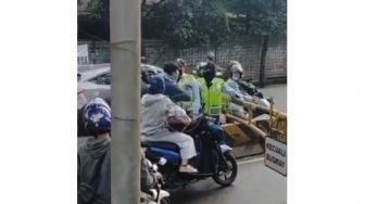 Pemotor Bonceng Cewek Ajak Duel Petugas, Ngamuk Dicegah Masuk Jalur Busway