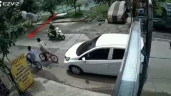 Sedang Asyik Sepedaan di Jalan, Bocah Ini Diseruduk Mobil dari Belakang