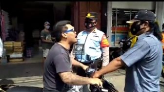 Lawan Petugas Saat Razia Masker, Pemotor Ini Teriak Tak Percaya Covid