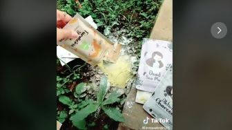 Viral Aksi Buang-buang Masker Bubuk Ilegal, Publik: Pantas Bau Tepung