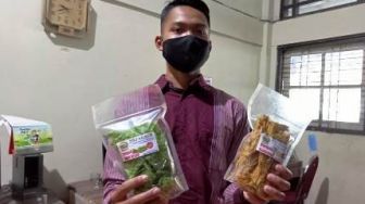 Jualan Keripik Pisang, Siswa SMKN Jenawi: Buat Beli Kuota Internet