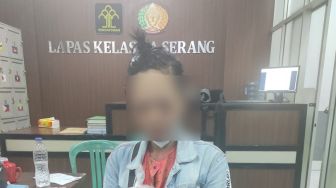 Perempuan Cantik Coba Selundupkan Benda Terlarang lewat Nasi