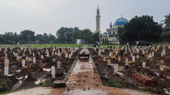 Penghormatan untuk Korban, Penataan Makam Covid-19 di TPU Bambu Apus Dikebut