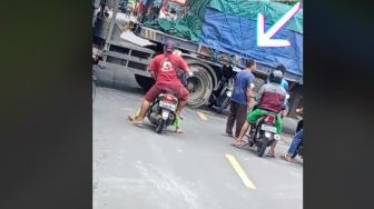 Viral, Aksi Pemotor Nekat Terobos Kolong Truk Bikin Publik Deg-degan