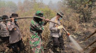 Titik Panas Karhutla Riau Meningkat, Kapolda Padamkan Api-Semangati Anggota