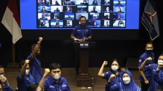 Ketua Umum Partai Demokrat Agus Harimurti Yudhoyono (AHY) membuka rapat pimpinan (Rapim) Dewan Pimpinan Pusat Partai Demokrat di kantor DPP Demokrat, Jakarta, Minggu (7/3/2021). [Suara.com/Angga Budhiyanto]