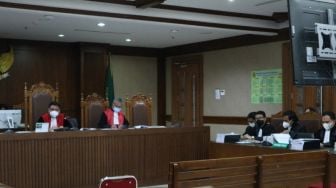 Hakim Semprot Saksi Kasus Bansos Corona karena Ngeles di Persidangan