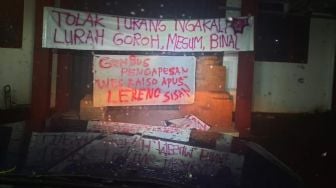 Lurah Mangunan Tertangkap Basah Selingkuh, Warga Blokade Kantor Kalurahan