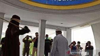 PNS di Aceh Digerebek Mesum di 'Mobil Goyang' Dicambuk 18 Kali