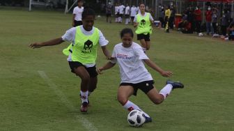 Sejumlah pemain Timnas sepakbola putri mengikuti pemusatan latihan di Lapangan D, Komplek Gelora Bung Karno, Jakarta, Senin (8/3/2021). [Suara.com/Angga Budhiyanto]