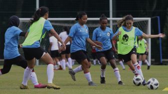 Pemain Timnas sepakbola putri Sabreena Dressler (kanan) berebut bola dengan rekan satu timnya saat mengikuti pemusatan latihan di Lapangan D, Komplek Gelora Bung Karno, Jakarta, Senin (8/3/2021). [Suara.com/Angga Budhiyanto]