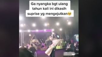 Awalnya Bercanda, Viral Wanita Ini Dapat Kejutan Dilamar saat Ulang Tahun