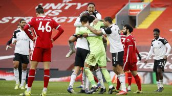 Para pemain Fulham merayakan kemenangan di lapangan setelah pertandingan sepak bola Liga Inggris antara Liverpool melawan Fulham di Anfield, Liverpool, Inggris, Minggu (7/3/2021) malam WIB.  PHIL NOBLE / POOL / AFP