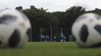 Sejumlah pemain Timnas sepakbola putri mengikuti pemusatan latihan di Lapangan D, Komplek Gelora Bung Karno, Jakarta, Senin (8/3/2021). [Suara.com/Angga Budhiyanto]