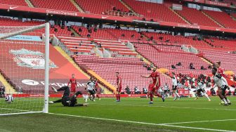 Gelandang Fulham Mario Lemina mencetak gol pertama timnya selama pertandingan sepak bola Liga Inggris antara Liverpool melawan Fulham di Anfield, Liverpool, Inggris, Minggu (7/3/2021) malam WIB. PHIL NOBLE / POOL / AFP
