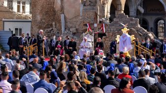 Paus Fransiskus Berdoa di Gereja Irak yang Dihancurkan ISIS