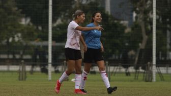 Pemain Timnas sepakbola putri Sabreena Dressler (kanan) berbincang dengan rekan satu timnya Zahra Muzdalifah saat mengikuti pemusatan latihan di Lapangan D, Komplek Gelora Bung Karno, Jakarta, Senin (8/3/2021). [Suara.com/Angga Budhiyanto]