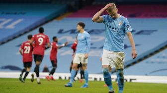 Para pemain Manchester City tertunduk setelah Manchester United mencetak gol kedua mereka selama pertandingan sepak bola Liga Premier Inggris antara Manchester City melawan Manchester United di markas City, Etihad Stadium, Senin (8/3/2021) dini hari WIB. Dave Thompson / POOL / AFP
