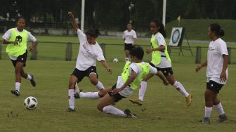 Sejumlah pemain Timnas sepakbola putri mengikuti pemusatan latihan di Lapangan D, Komplek Gelora Bung Karno, Jakarta, Senin (8/3/2021). [Suara.com/Angga Budhiyanto]