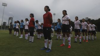 Sejumlah pemain Timnas sepakbola putri bersiap untuk mengikuti pemusatan latihan di Lapangan D, Komplek Gelora Bung Karno, Jakarta, Senin (8/3/2021). [Suara.com/Angga Budhiyanto]