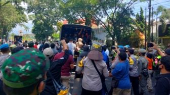 Ricuh, Aksi International Women's Day di Malang Dibubarkan Polisi