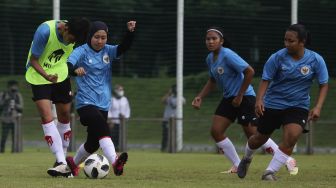 Sejumlah pemain Timnas sepakbola putri mengikuti pemusatan latihan di Lapangan D, Komplek Gelora Bung Karno, Jakarta, Senin (8/3/2021). [Suara.com/Angga Budhiyanto]