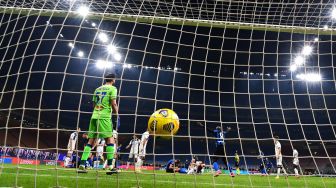 Bek Inter Milan, Milan Skriniar menembak bola dan mencetak gol selama pertandingan sepak bola Serie A Italia Inter Milan melawan Atalanta di Giuseppe-Meazza, Selasa (9/3/2021) dini hari WIB. Miguel MEDINA / AFP