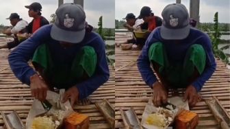 Pilu, Momen Pria Makan di Tengah Hujan Bikin Publik Teringat Sosok Ayah