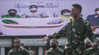 Kepala Staf Angkatan Darat (Kasad) Jenderal TNI Andika Perkasa (tengah) memperkenalkan Serda Aprilia Manganang via videotron di Markas Besar TNI Angkatan Darat (Mabes AD), Jakarta, Selasa (9/3/2021).  ANTARA FOTO/Galih Pradipta