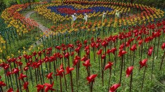 Pengunjung swafoto di Taman Kincir Jabal Nur, Desa Sukasetia, Kecamatan Cisayong, Kabupaten Tasikmalaya, Jawa Barat, Selasa (9/3/2021). ANTARA FOTO/Adeng Bustomi