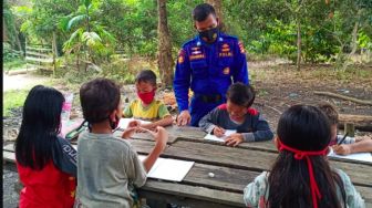 Sosok Bripka Chandra, Terima Penghargaan Kapolri karena Menjadi Guru di Perairan