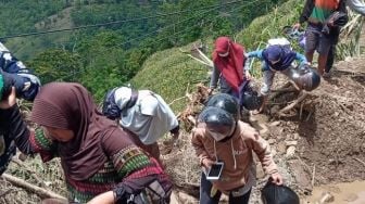 16 Wisatawan Terhalang Longsor Saat Pulang, Bermalam di Rumah Warga