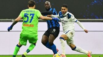 Penyerang Inter Milan Romelu Lukaku (tengah) memperebutkan bola dengan bek Atalanta Jose Luis Palomino (kanan) dan Atalanta Marco Sportiello selama pertandingan sepak bola Serie A Italia Inter Milan melawan Atalanta di Giuseppe-Meazza, Selasa (9/3/2021) dini hari WIB. Miguel MEDINA / AFP
